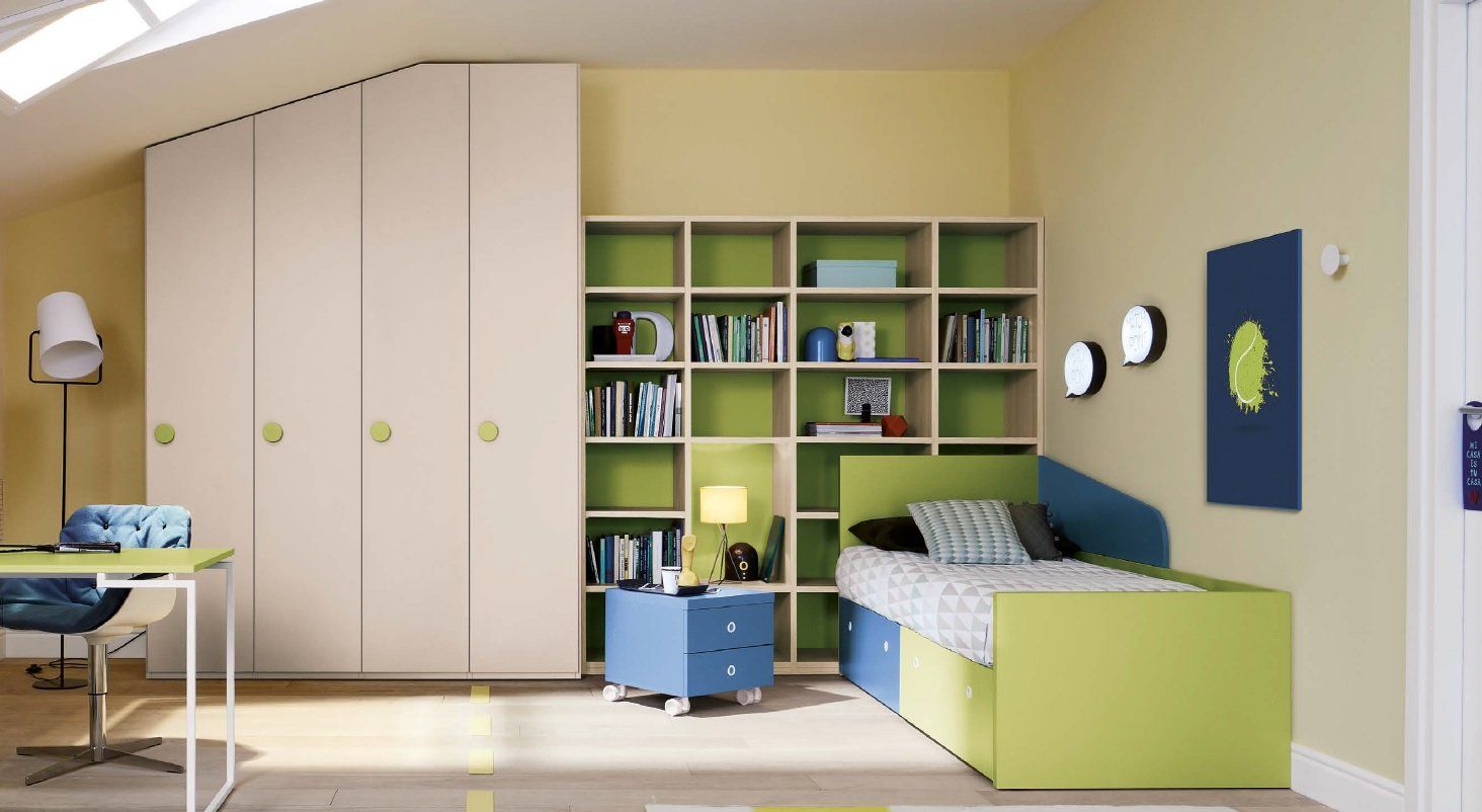 Cameretta per bambini con armadio e letto integrati. Colori crema, verde e blu.