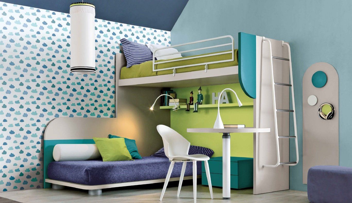 Letto a castello con zona studio. Decorazioni blu, verde e bianco. Camera da letto per ragazzi.
