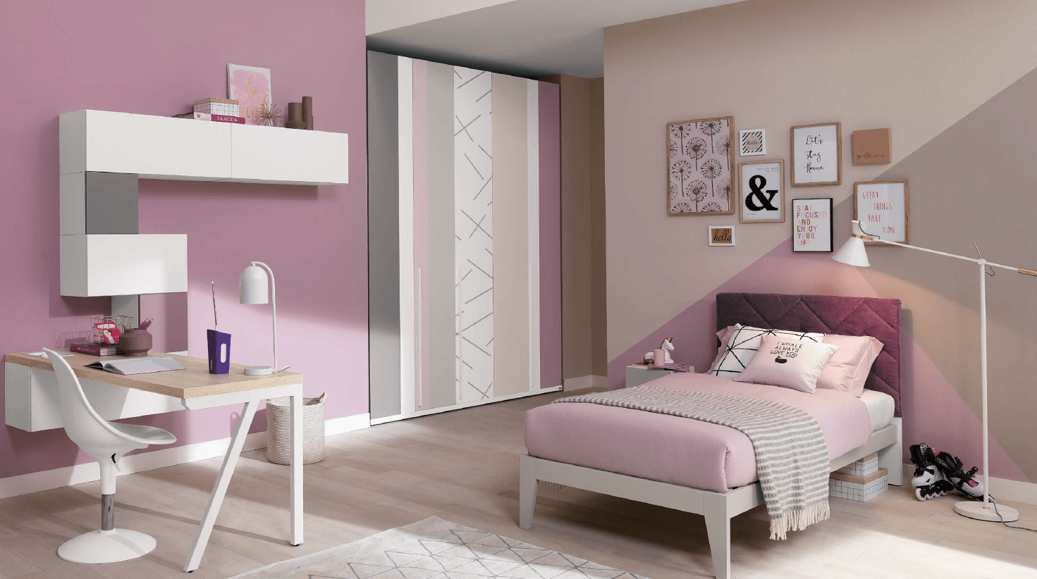 Camera da letto rosa con scrivania, letto, armadio e quadri alle pareti.