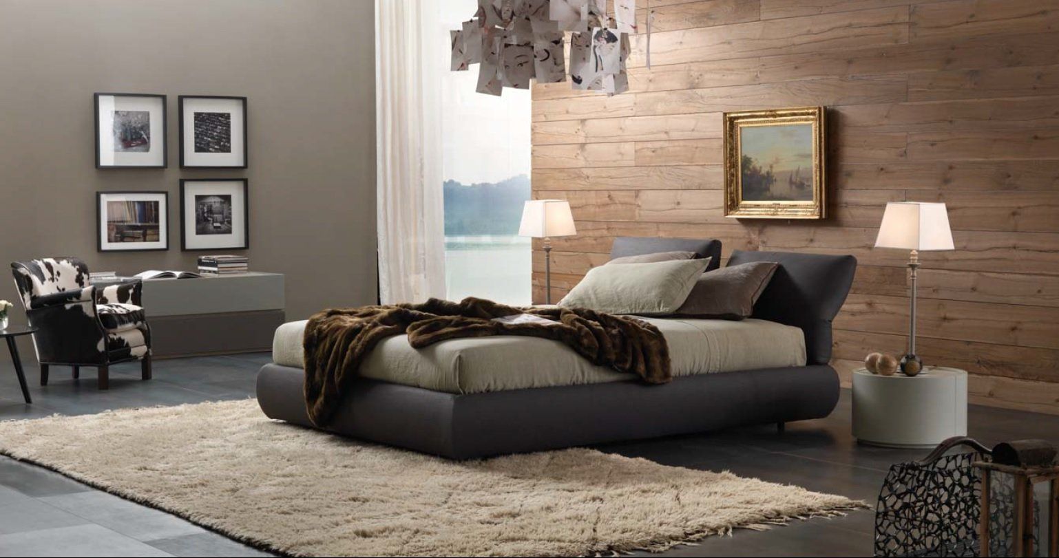 Camera da letto moderna con letto grigio, parete in legno e tappeto peloso.