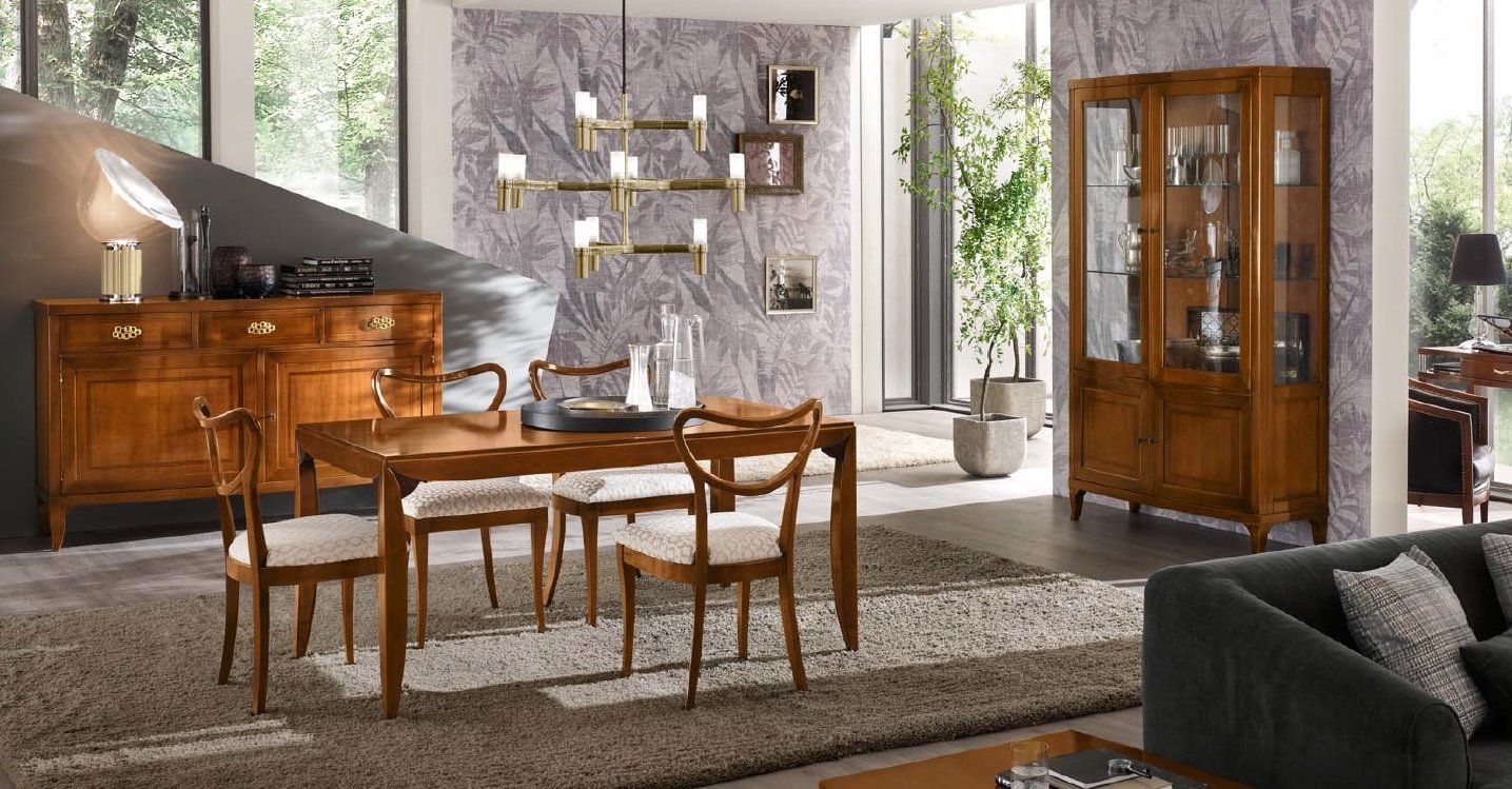 Sala da pranzo formale con mobili in legno, tra cui un tavolo, sedie e una credenza, su uno sfondo grigio chiaro e beige.