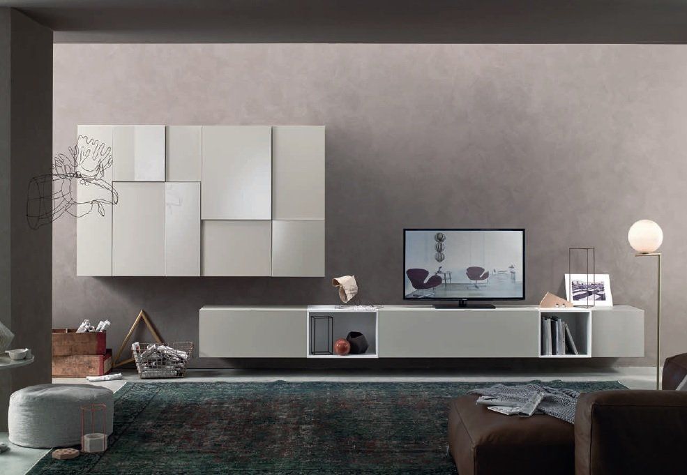 Soggiorno moderno con mobili sospesi, TV e lampada da terra.