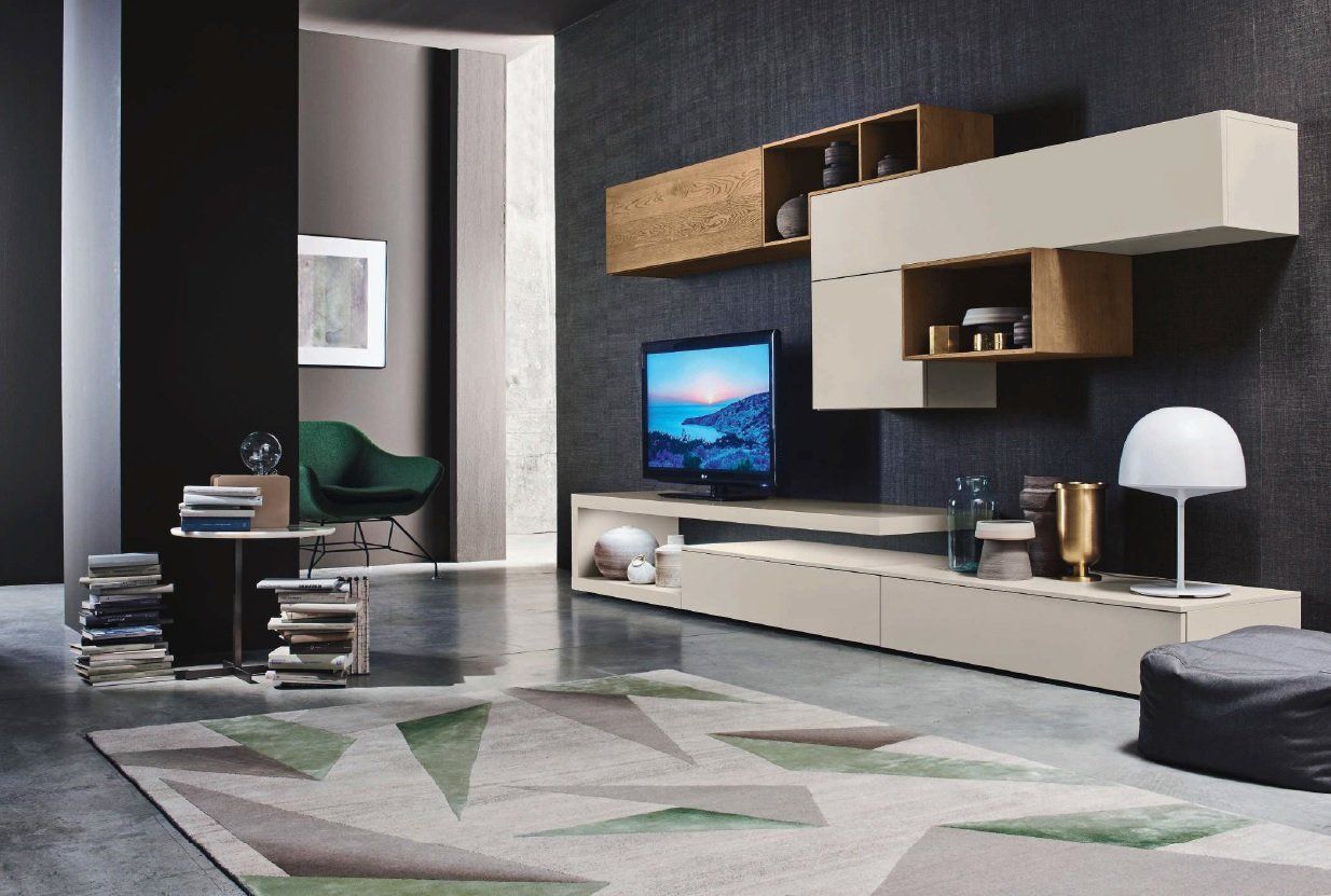 Soggiorno moderno con mensole sospese, TV, tappeto e tavolino.