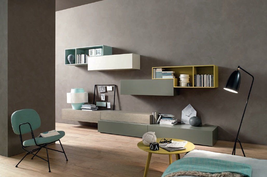 Soggiorno moderno con mensole sospese, una sedia, una lampada e un tavolino da caffè, nei toni del verde e del giallo tenui.