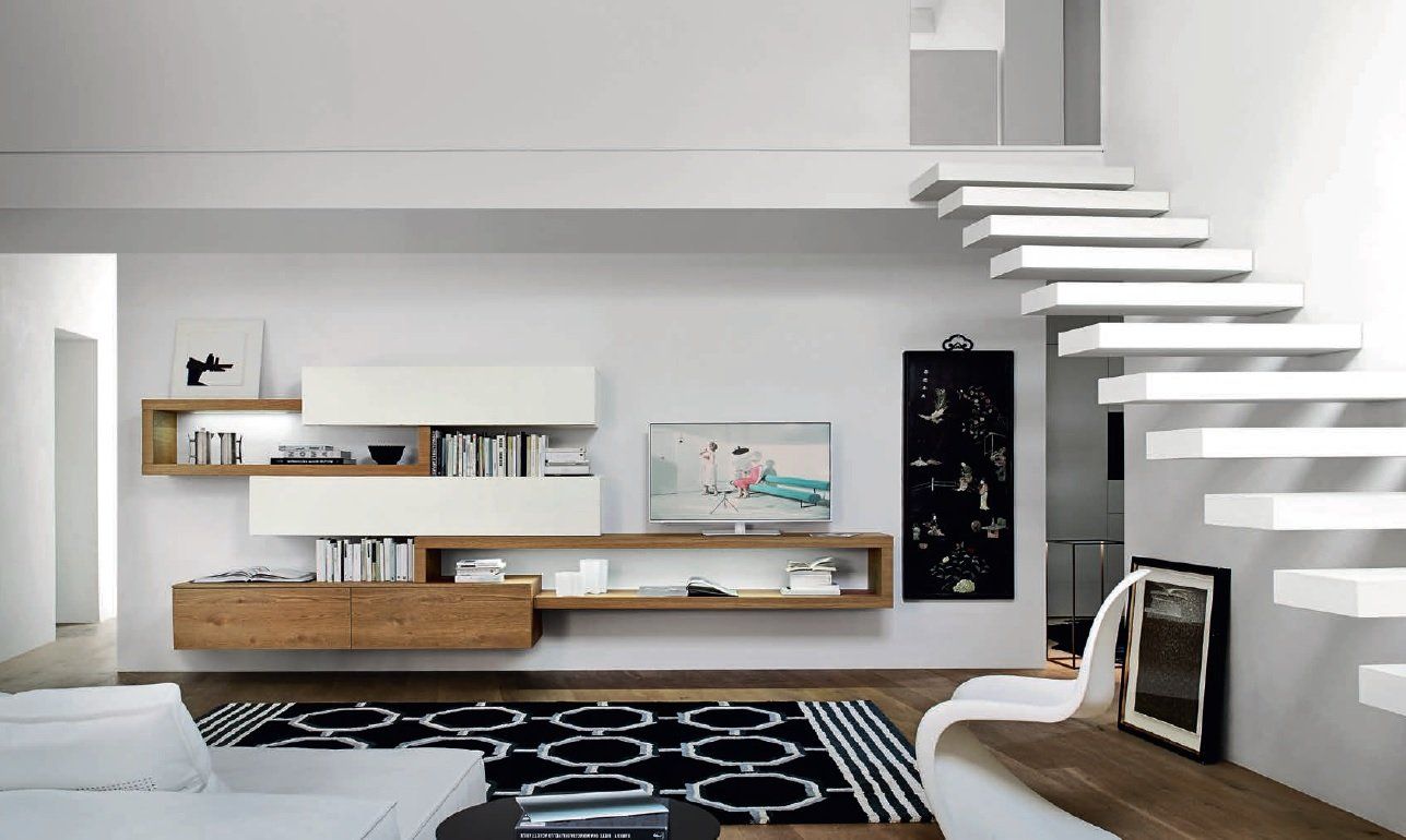 Moderno soggiorno bianco con mensole sospese, scale e tappeto bianco e nero.