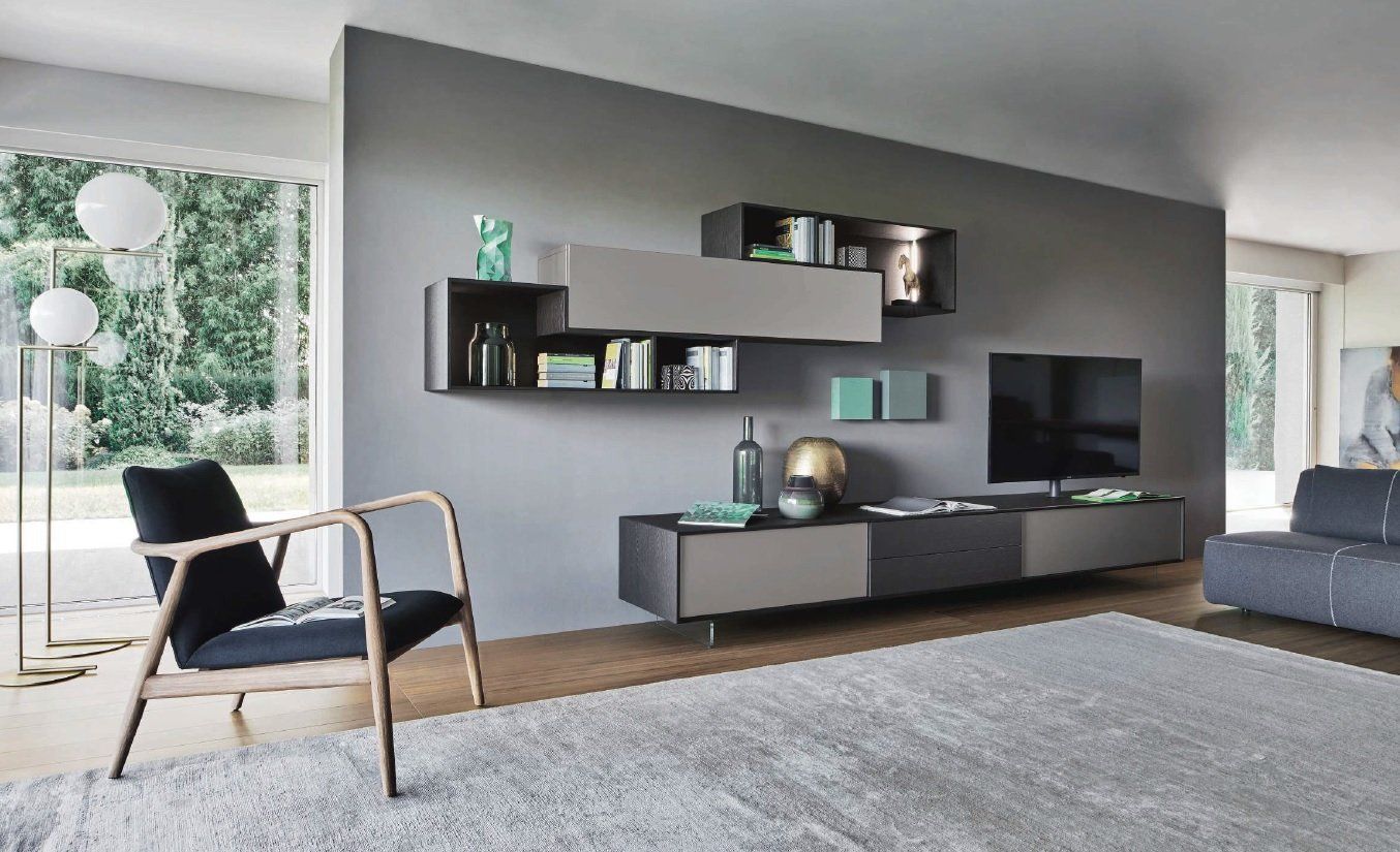 Soggiorno moderno con pareti grigie, mensole sospese, TV e un comodo tappeto.