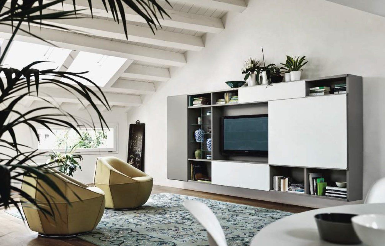 Soggiorno moderno con pareti bianche, mobile TV grigio e bianco, sedie gialle e un tappeto.