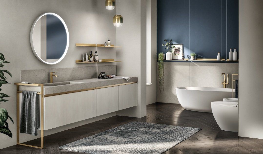 Bagno moderno con mobile lavabo bianco, parete blu, specchio ovale e vasca da bagno.