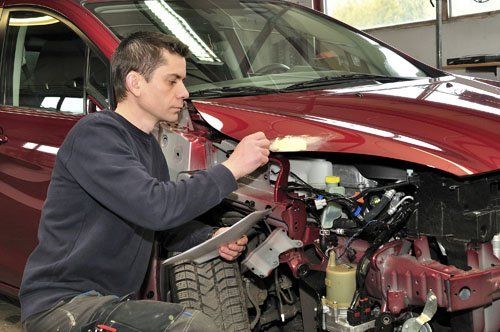 Checking Car Damage - Car Body Repair in Des Moines, IA Checking Car Damage - Car Body Repair in Des Moines, IA