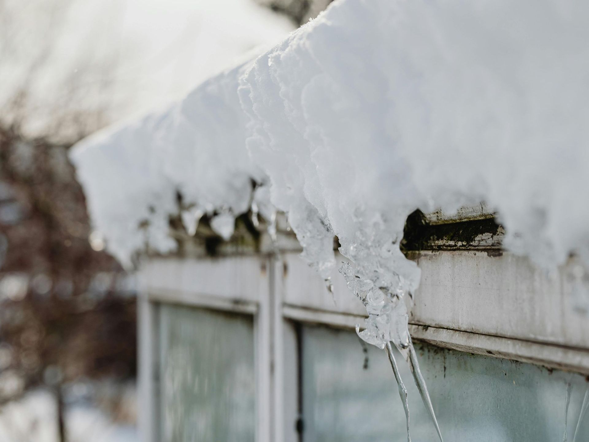 Understanding and Preventing Ice Dam Formation on Roofs