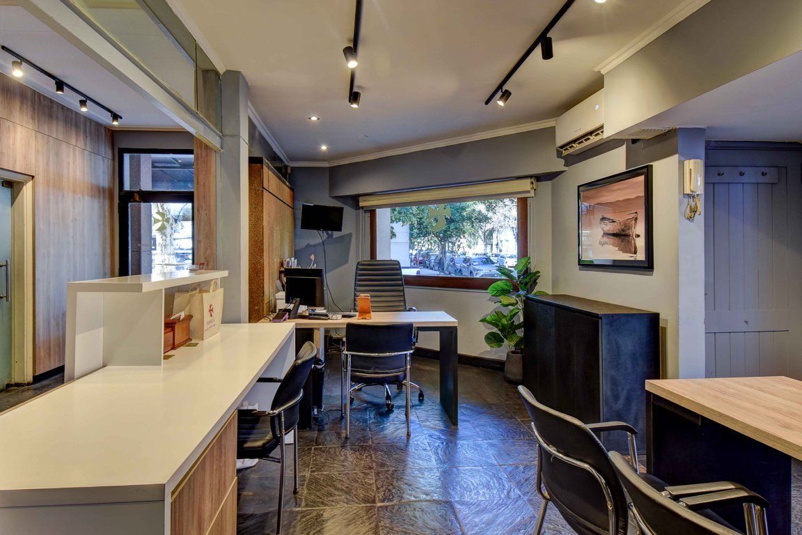 Una gran sala con mesas y sillas.