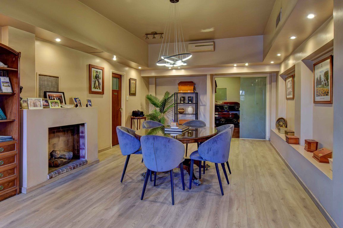 Una sala de estar con mesa y sillas y una chimenea.