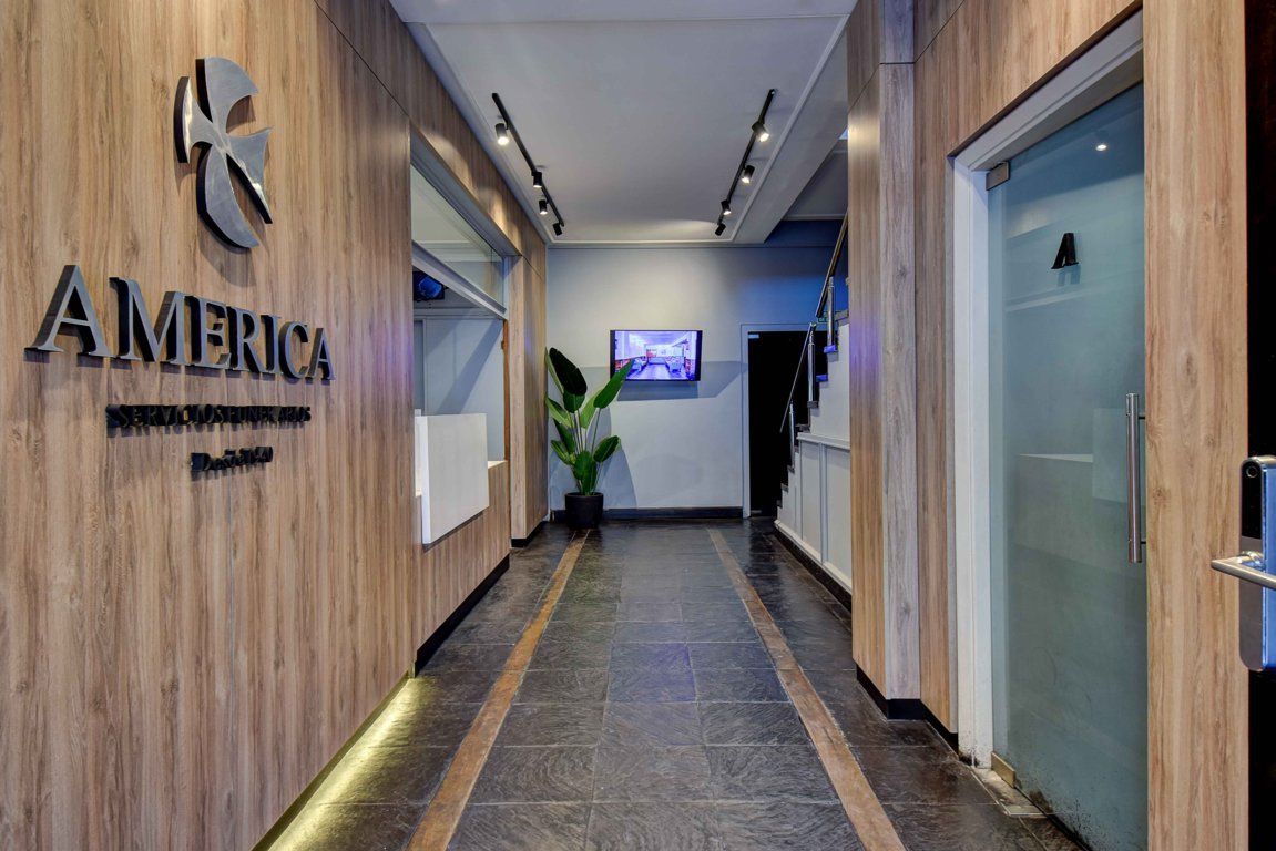 Un largo pasillo con un cartel que dice América.