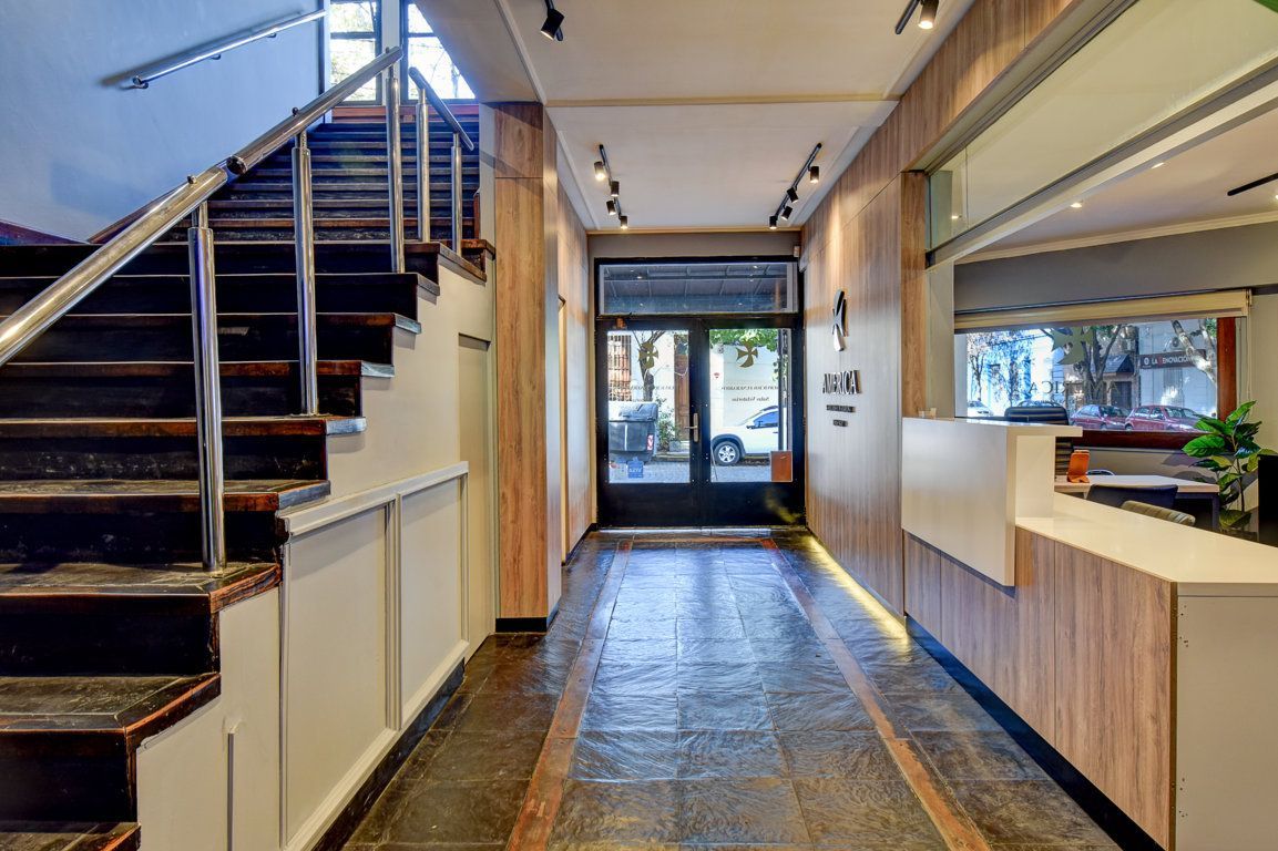 Un pasillo con escaleras y un mostrador en un edificio.