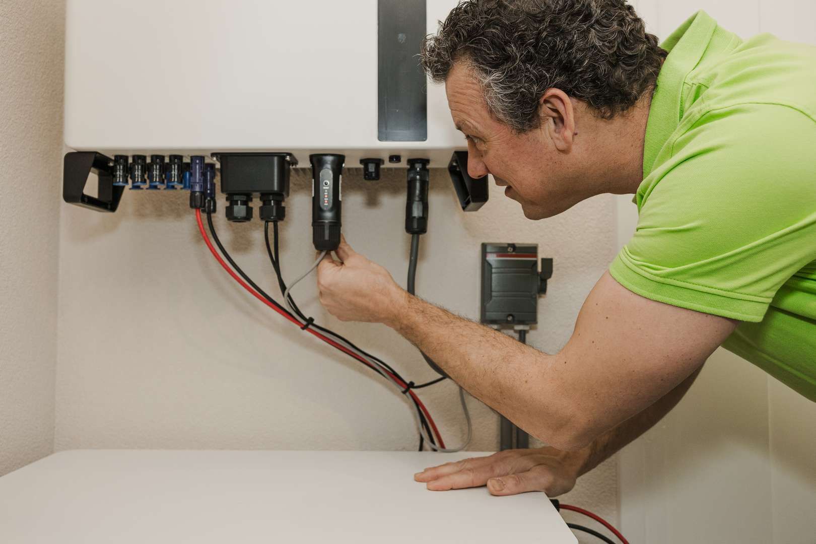 Een elektrische auto wordt opgeladen voor een huis met zonnepanelen.