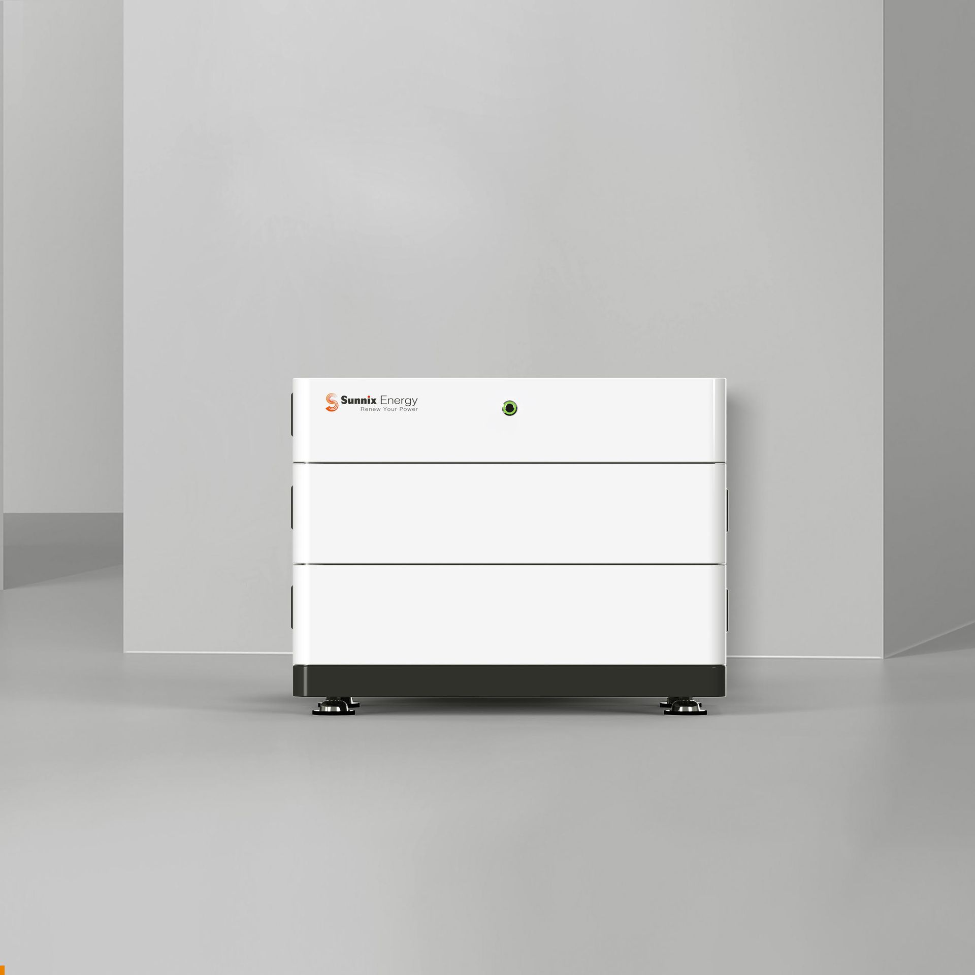 Een witte doos staat op de grond naast een muur.