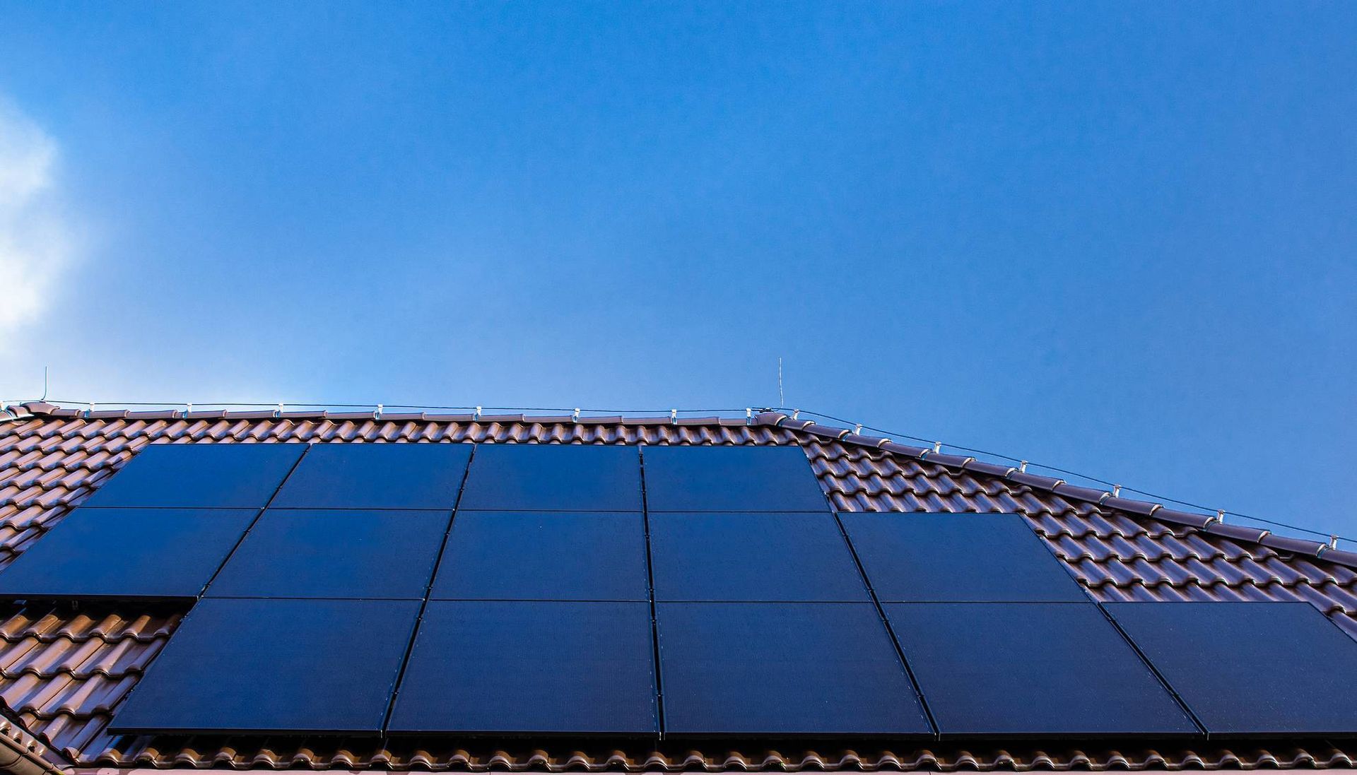 Er liggen veel zonnepanelen op het dak van een huis.