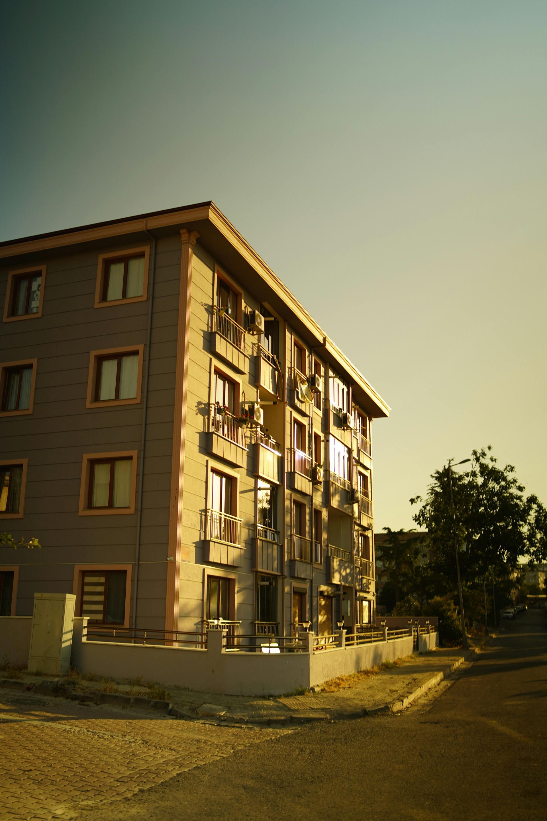 Een groot appartementengebouw met veel ramen en balkons