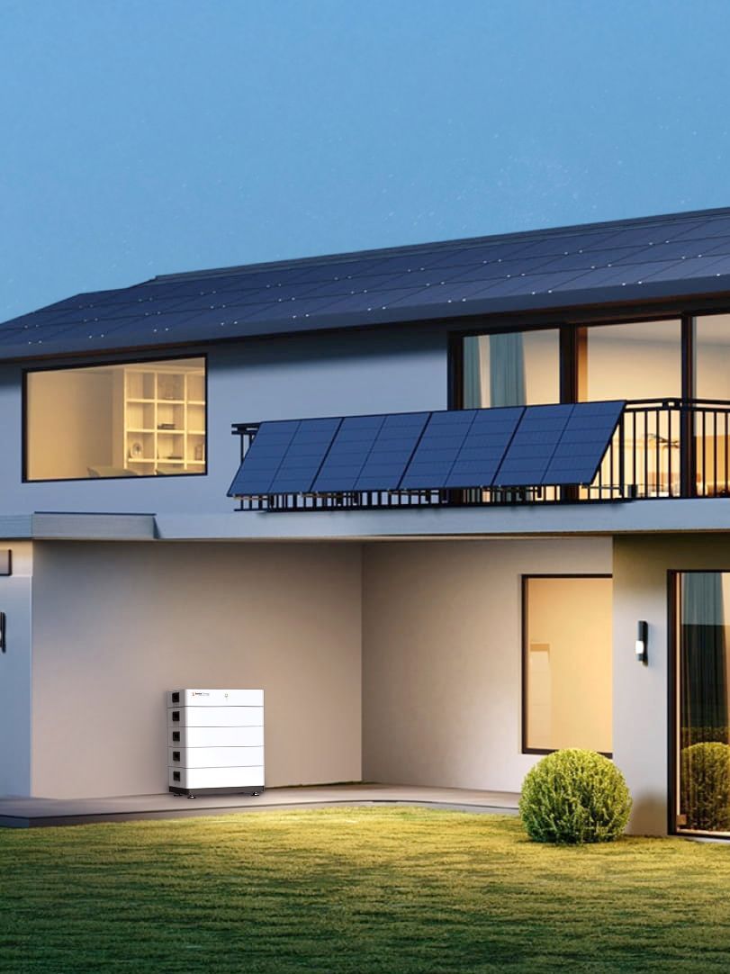Een huis met veel ramen en zonnepanelen op het dak.