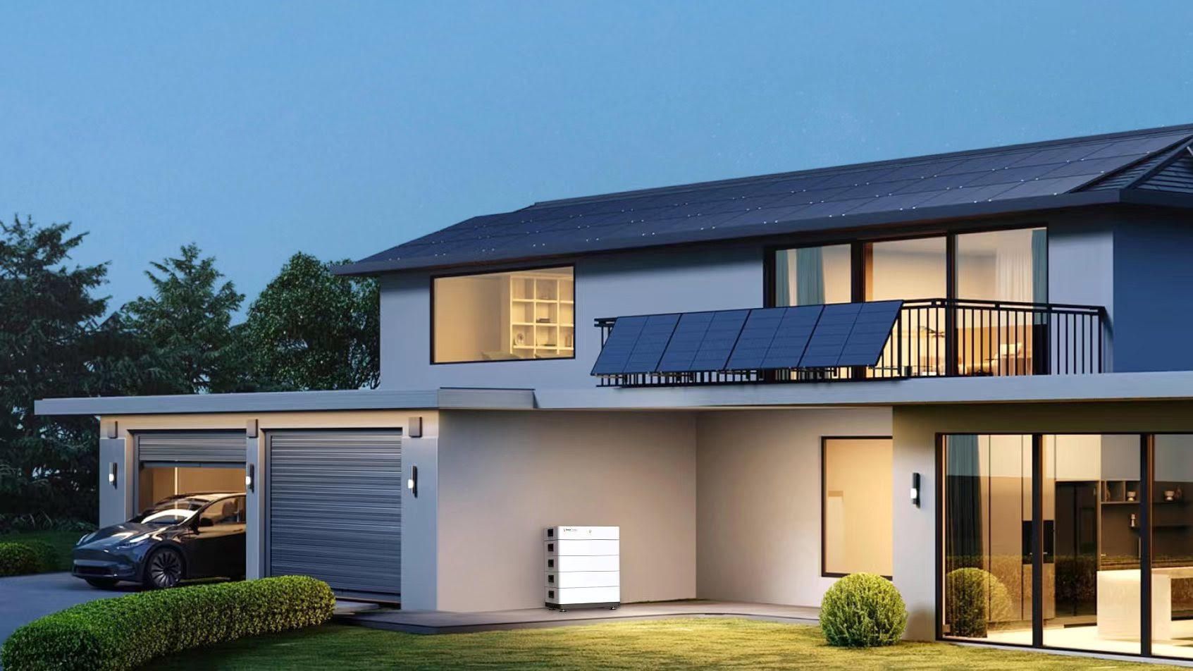 Een huis met zonnepanelen op het dak en een auto geparkeerd op de oprit.