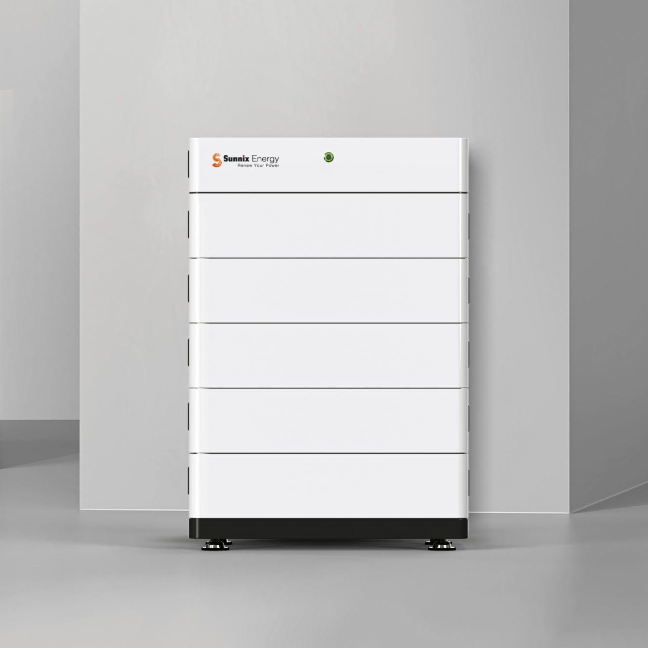 Een witte doos staat op een witte vloer naast een muur.