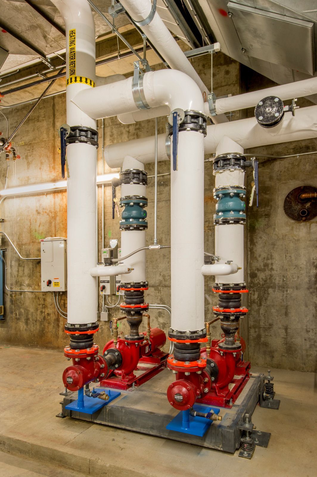 A room filled with lots of pipes and pumps.