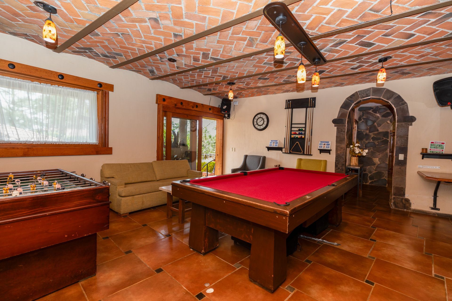 Hay una mesa de billar en el medio de la habitación.