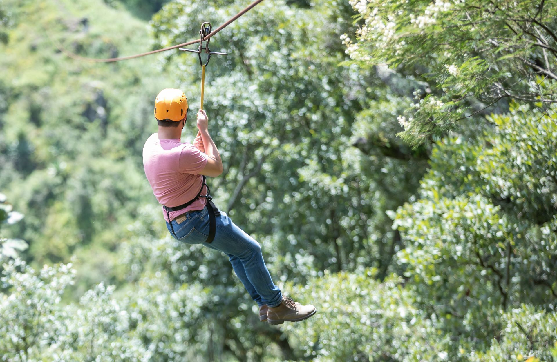 Un hombre está volando por el aire en una tirolina.