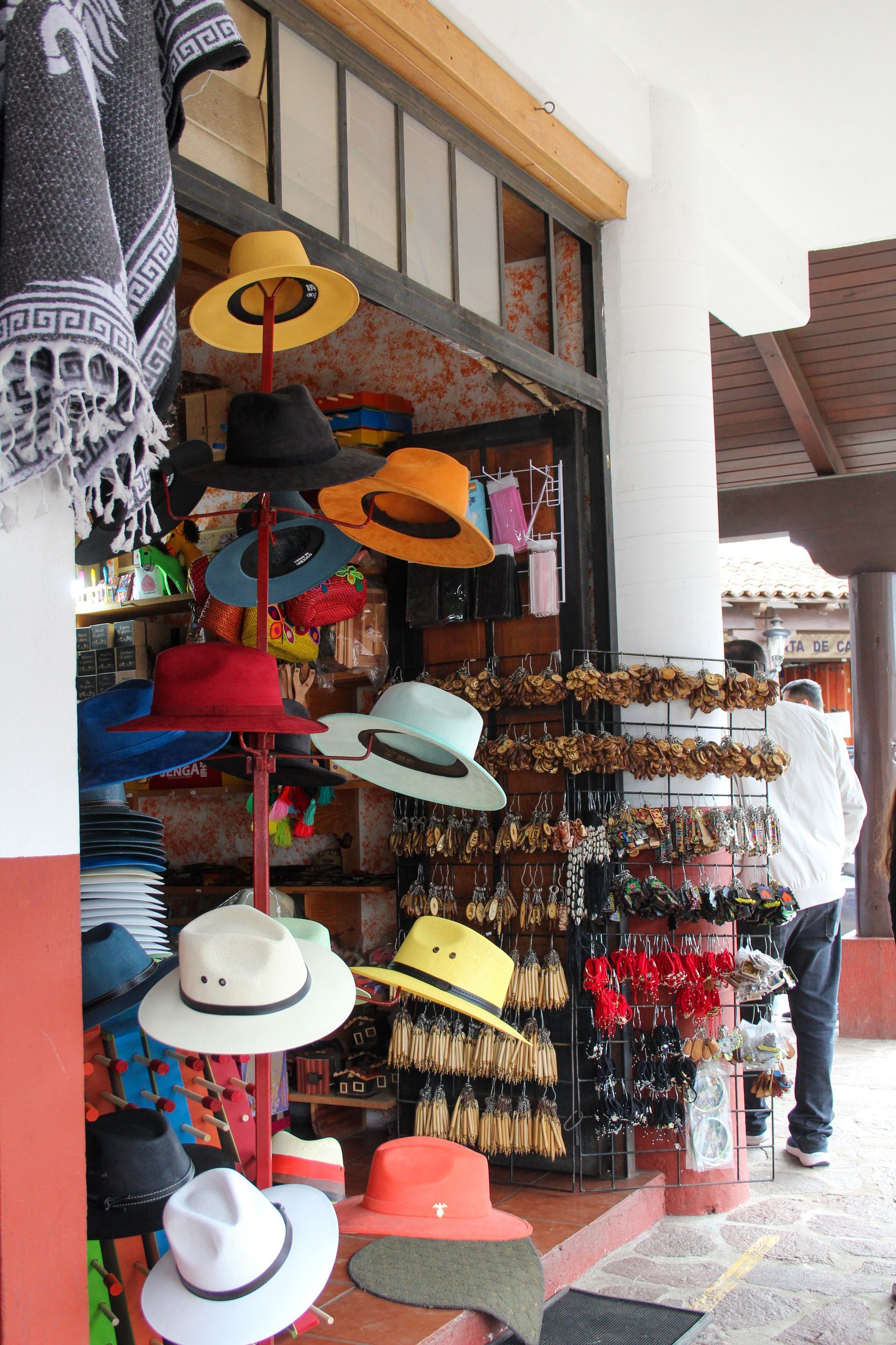 En una tienda se exhiben una variedad de sombreros.