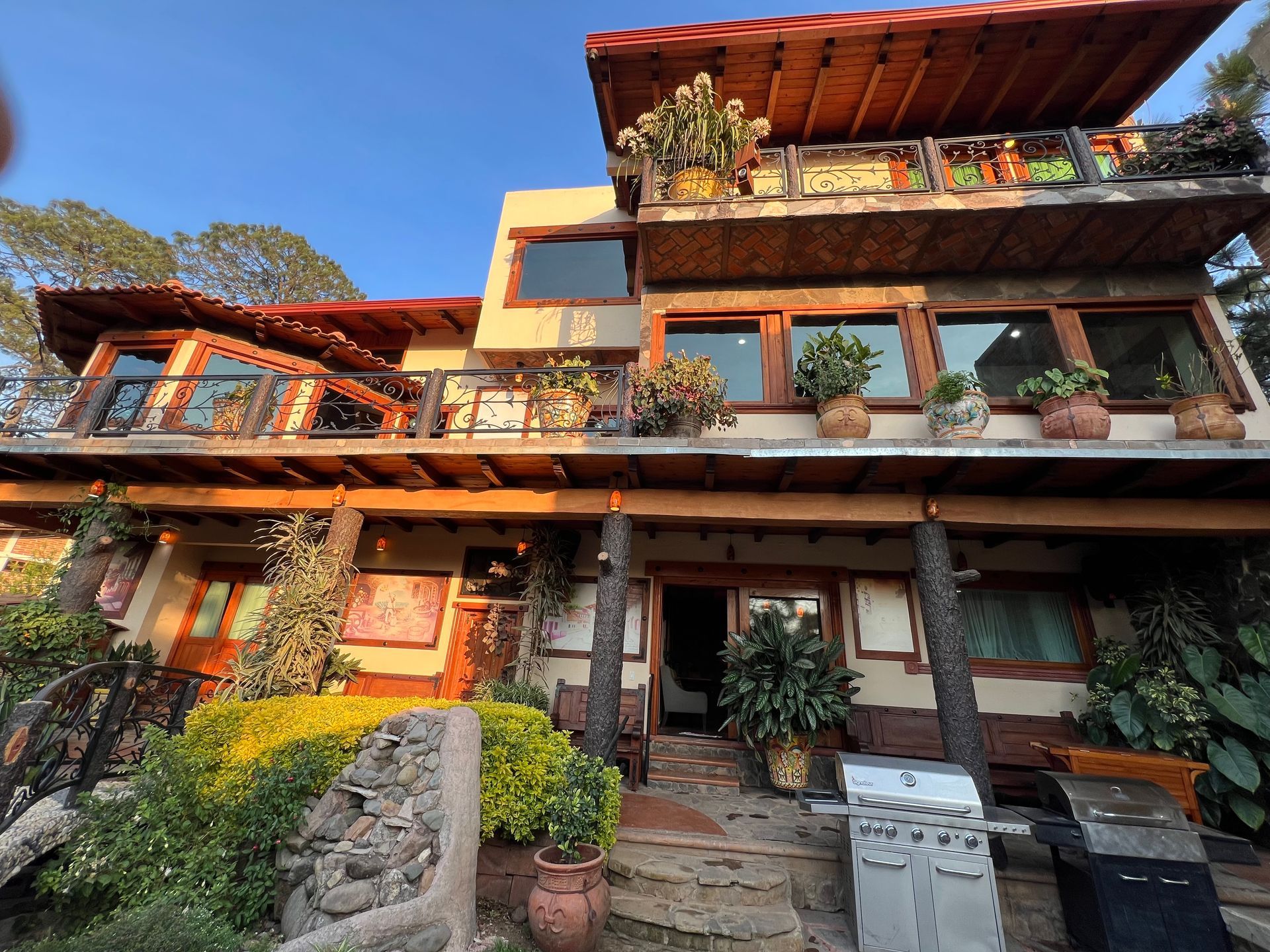 Una casa grande con parrilla al frente.