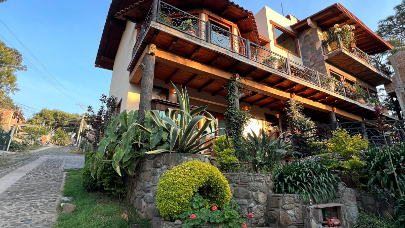 Una casa grande con muchas ventanas y balcones.