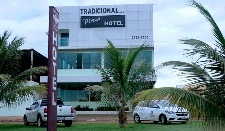 Prédio do hotel com placa