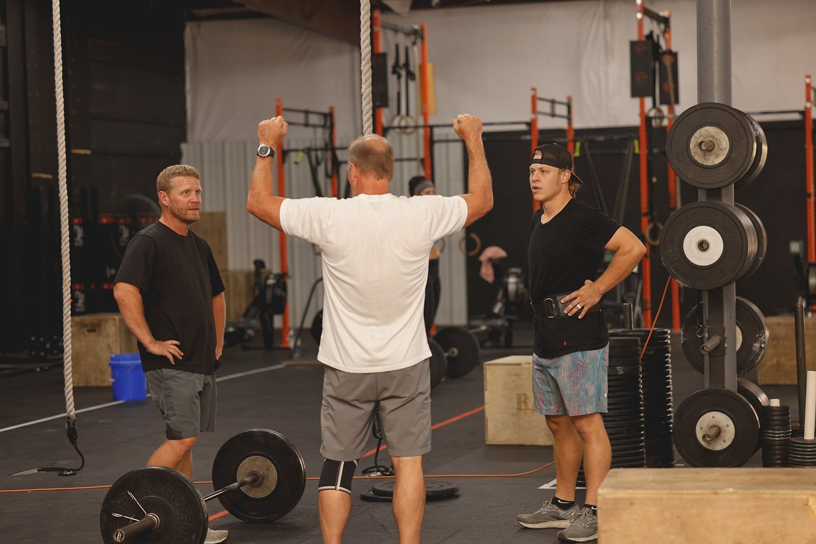 A group of people are posing for a picture in a gym.