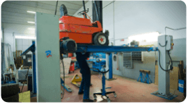 addetto alla riparazione di un carrello elevatore