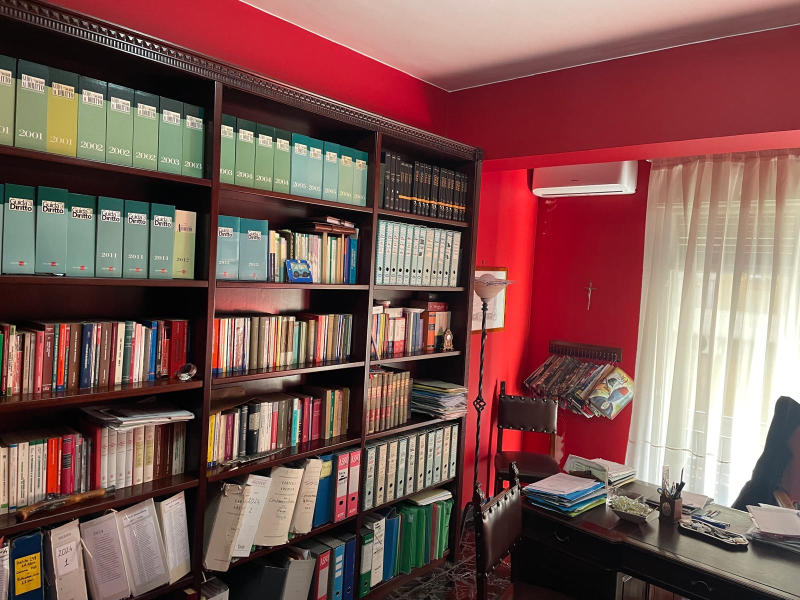 Ci sono molti libri sugli scaffali in questa stanza.