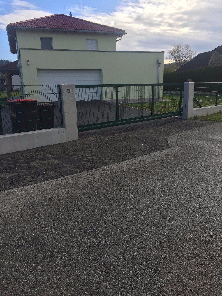 Ein Haus mit einem Schiebetor davor.