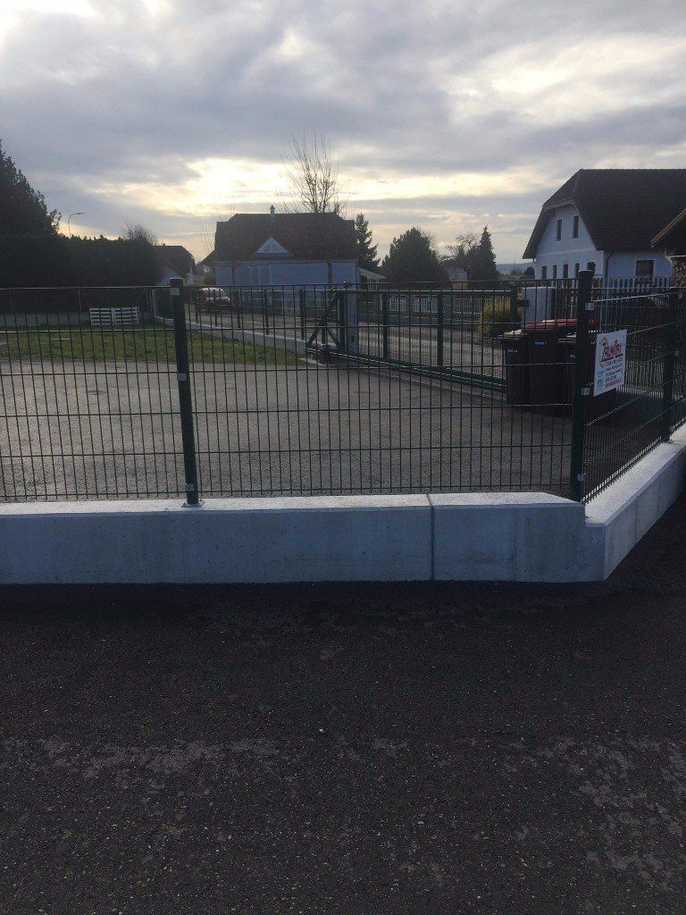 Ein Zaun mit einem Schild mit der Aufschrift „Parken verboten“