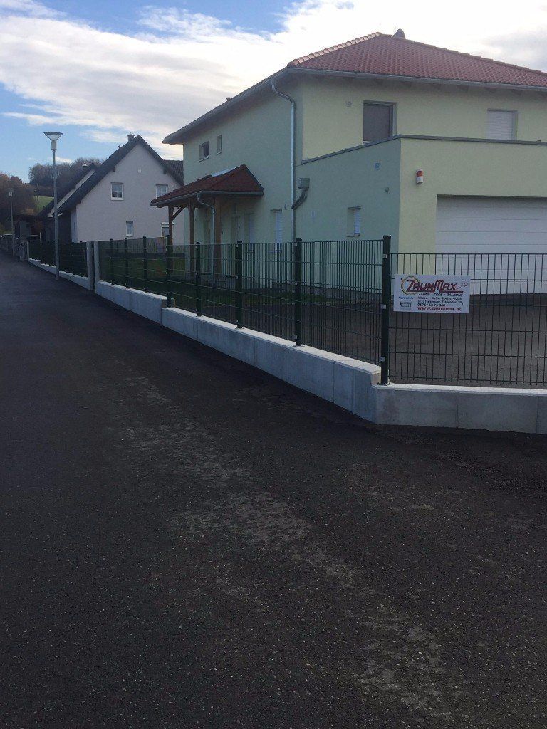 Ein Zaun mit einem Schild mit der Aufschrift 