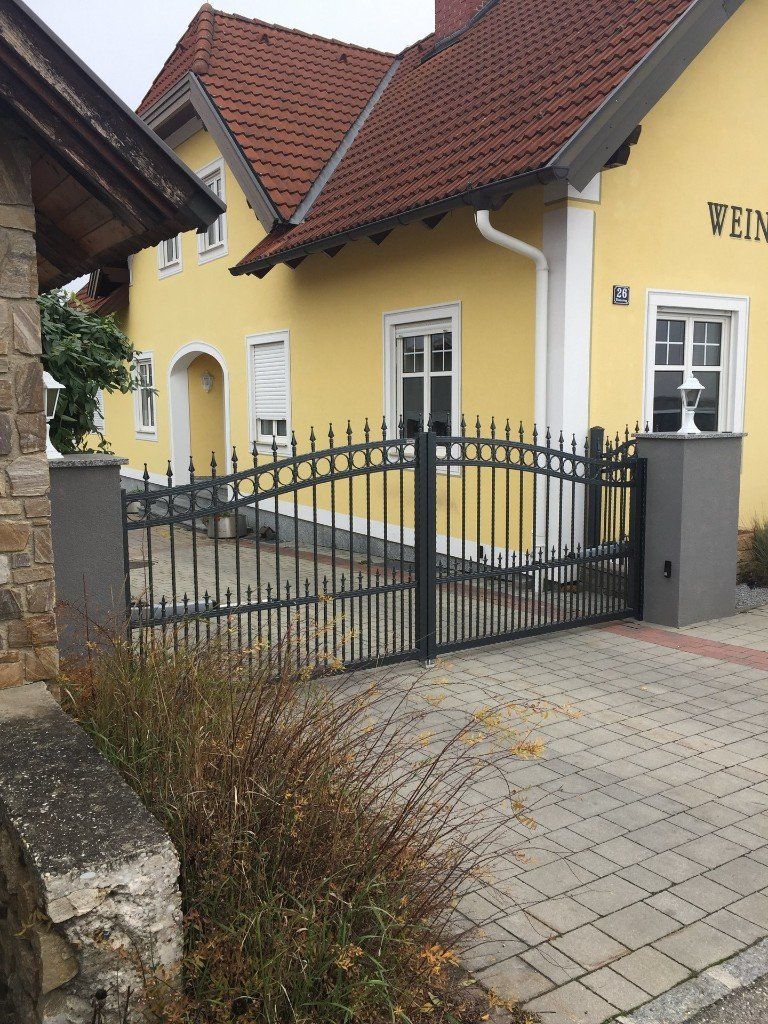 Ein gelbes Haus mit dem Wort „fein“ darauf