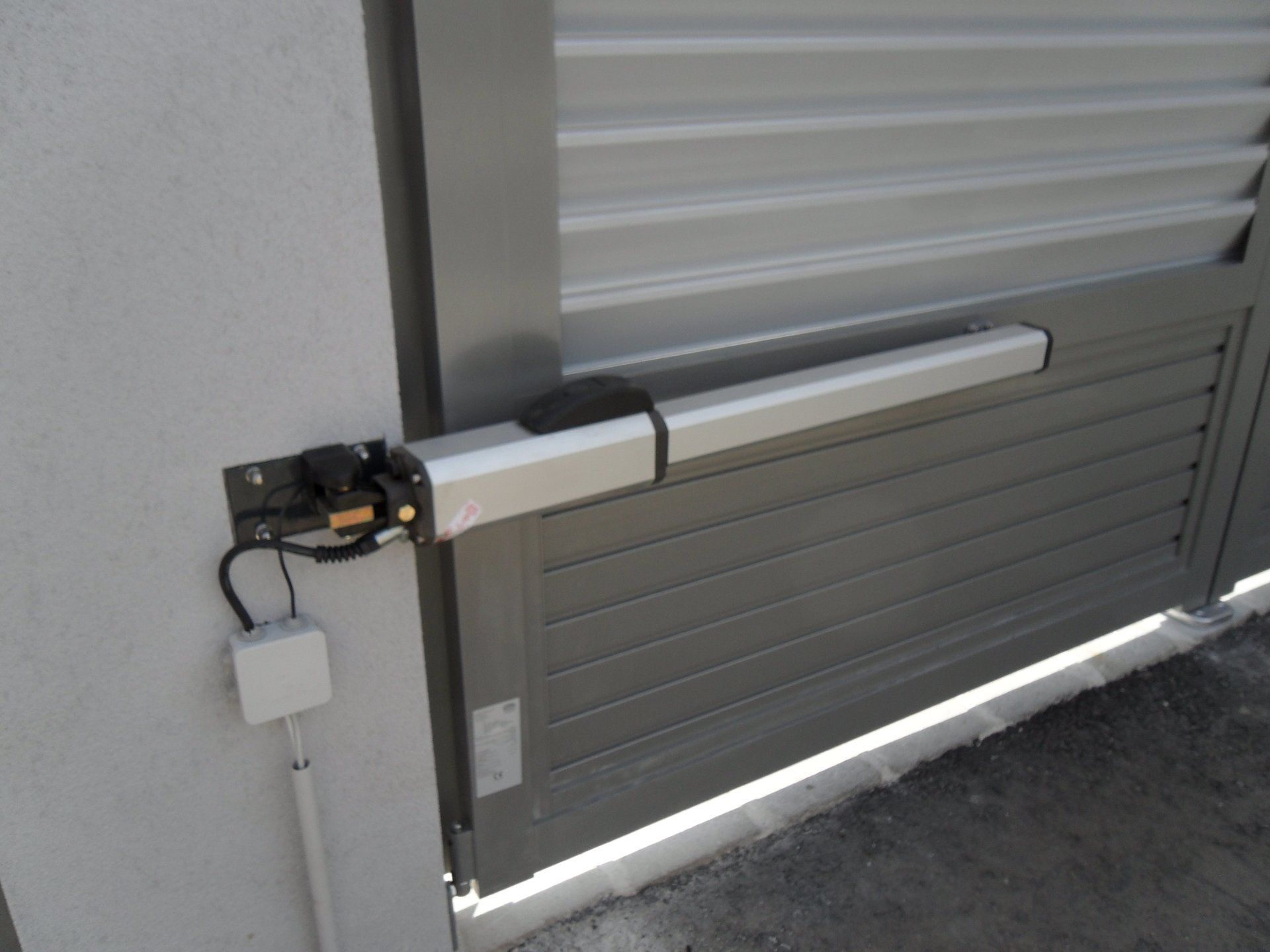 Eine Nahaufnahme eines Tores mit einem daran befestigten Motor