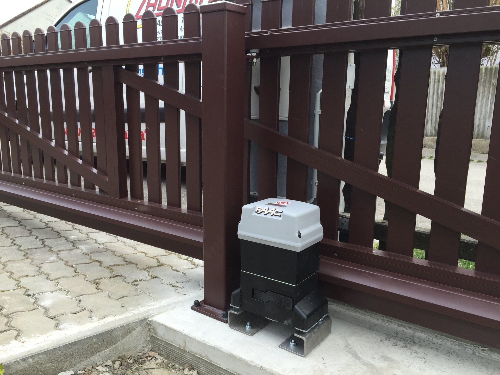 Ein Schiebetor mit daran befestigtem Motor