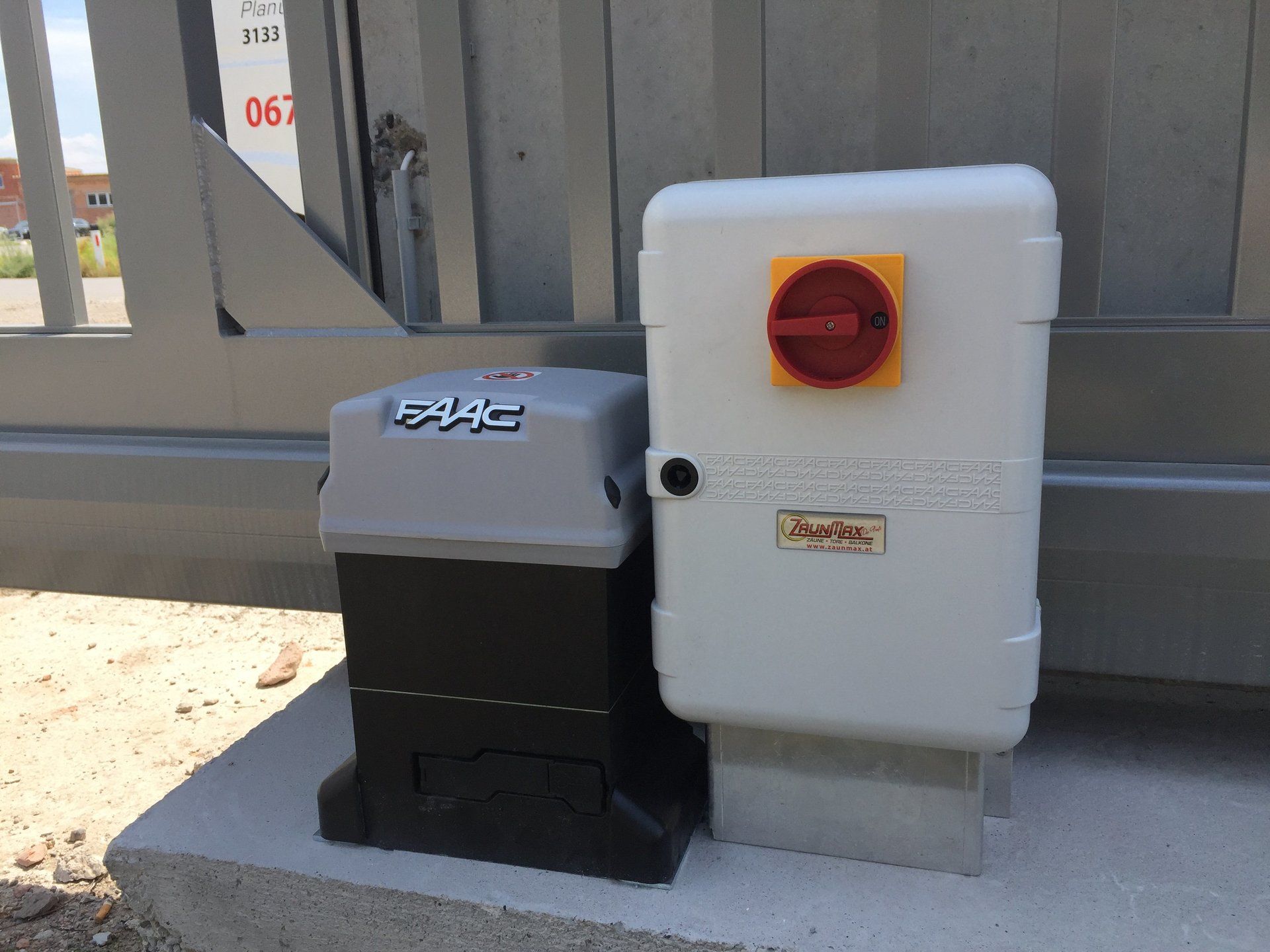 Eine weiße Box mit einem roten Knopf, auf dem „Stopp“ steht