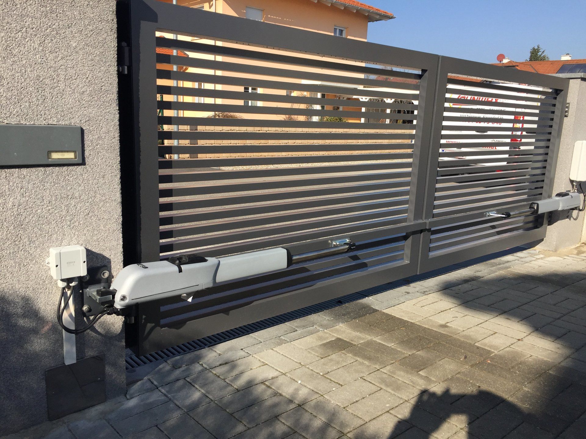 Ein Schiebetor mit daran befestigtem Motor