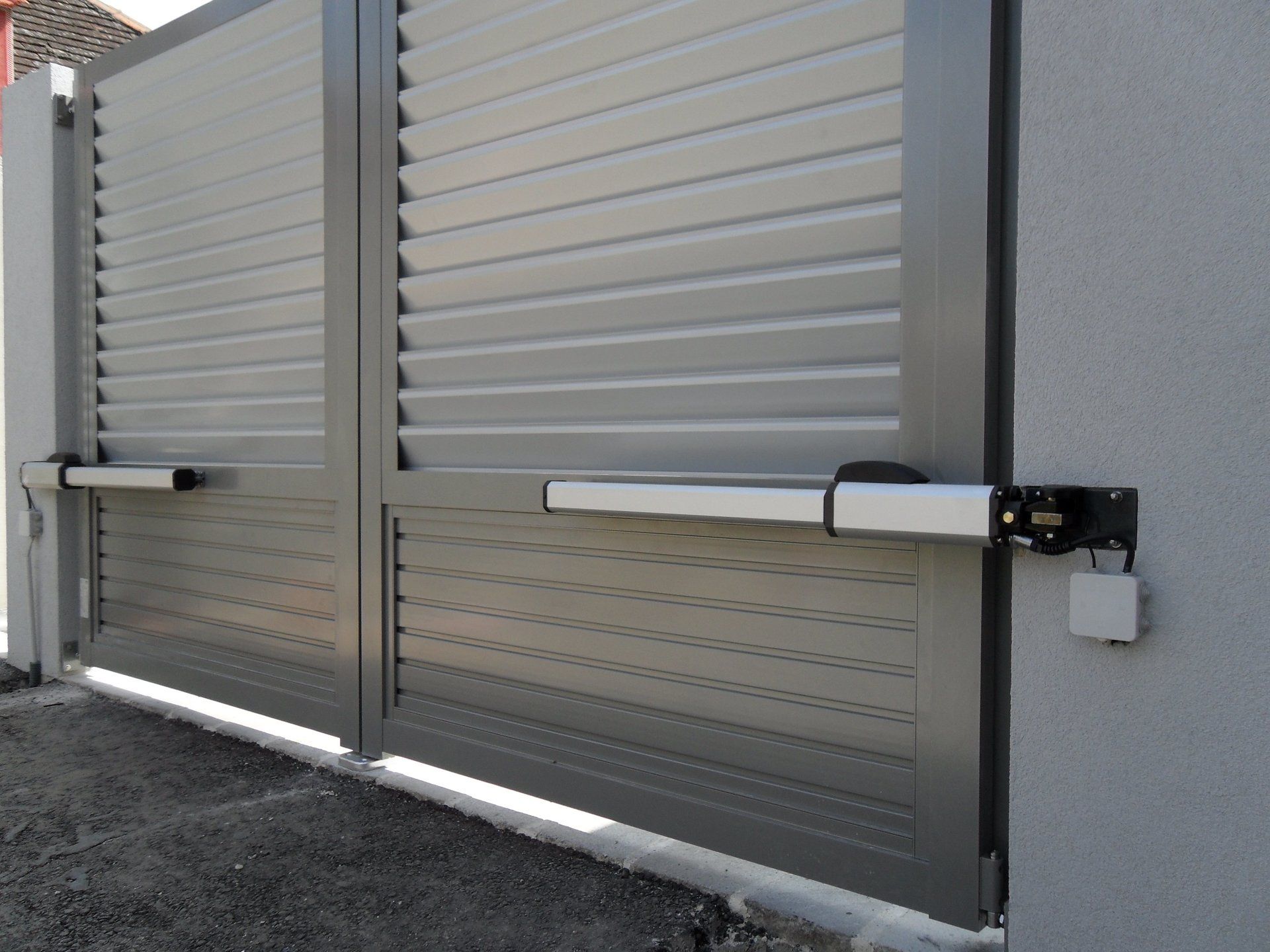 Eine Nahaufnahme eines Tores mit Fensterläden