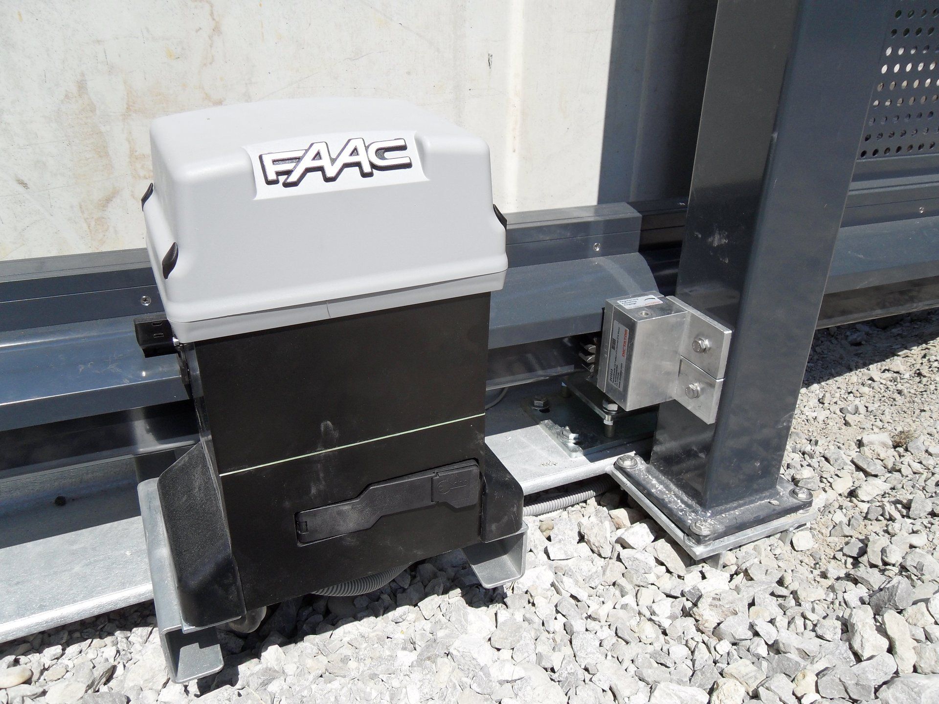 Eine Nahaufnahme eines FAAC-Schiebetormotors