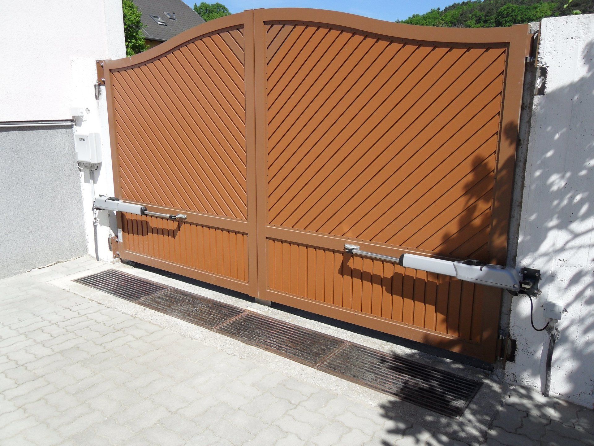 Ein braunes Tor mit einer weißen Wand dahinter