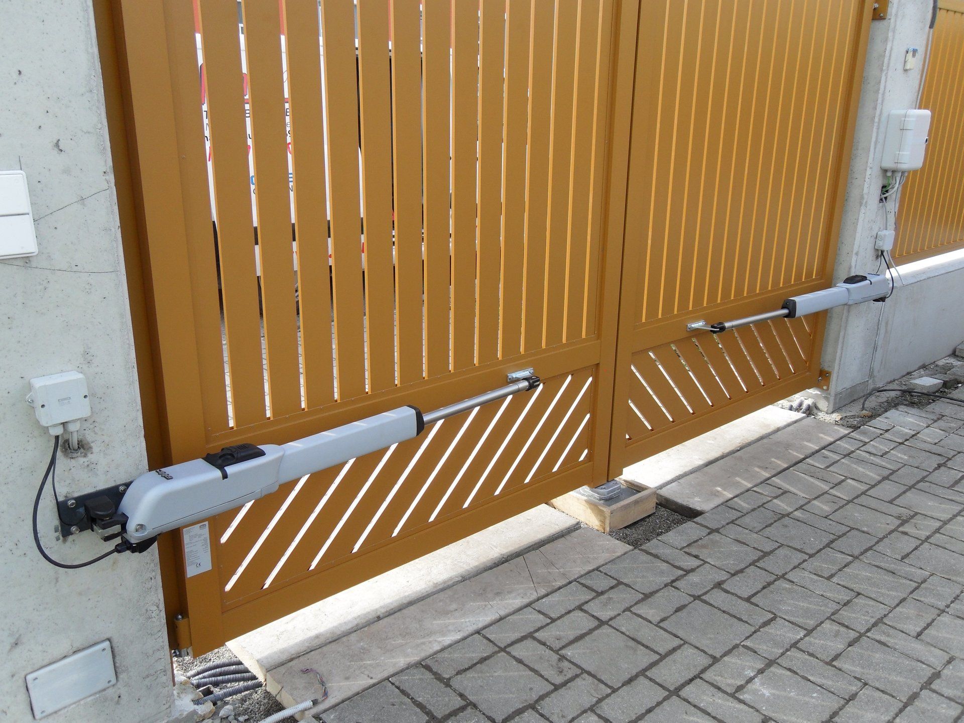 Eine Nahaufnahme eines Tores mit einem Motor darauf