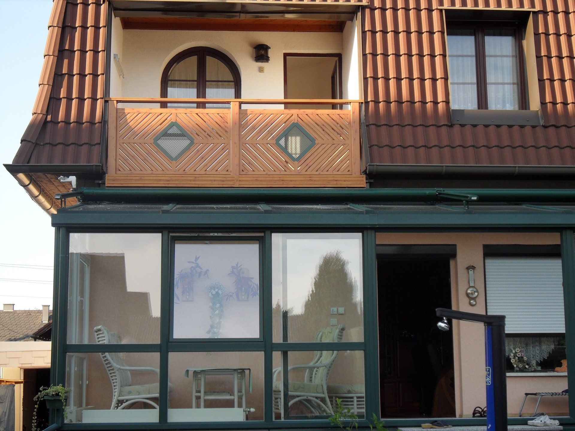 Ein Haus mit Balkon im zweiten Stock