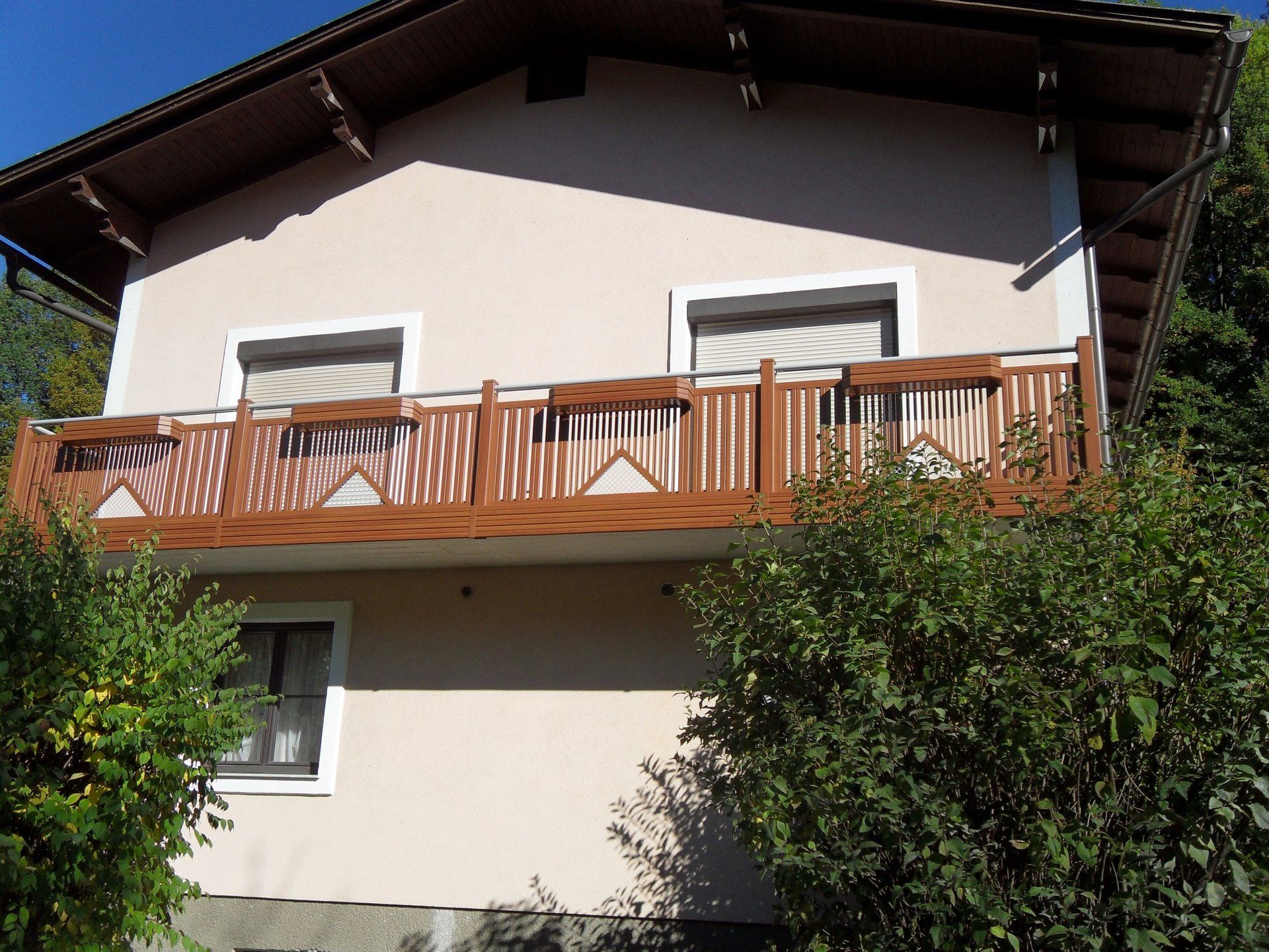 Ein Haus mit einem Balkon auf dem Dach