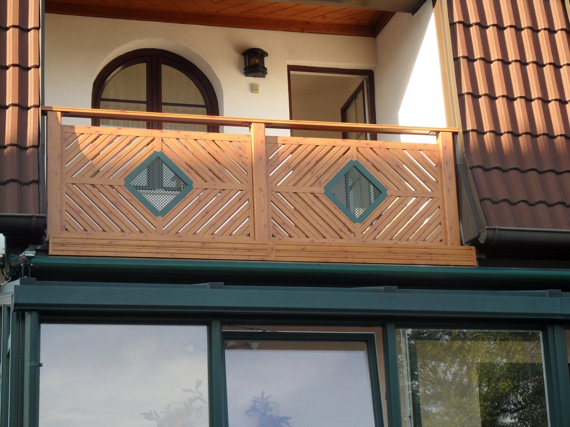 Ein Balkon mit einem geometrischen Muster darauf